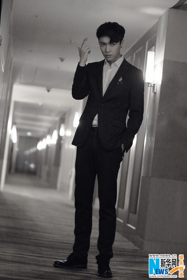 帅炸！张艺兴晒黑白照片 穿西装眼露寒光【组图】