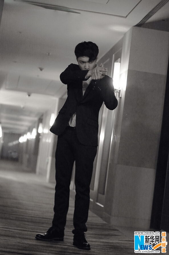 帅炸！张艺兴晒黑白照片 穿西装眼露寒光【组图】