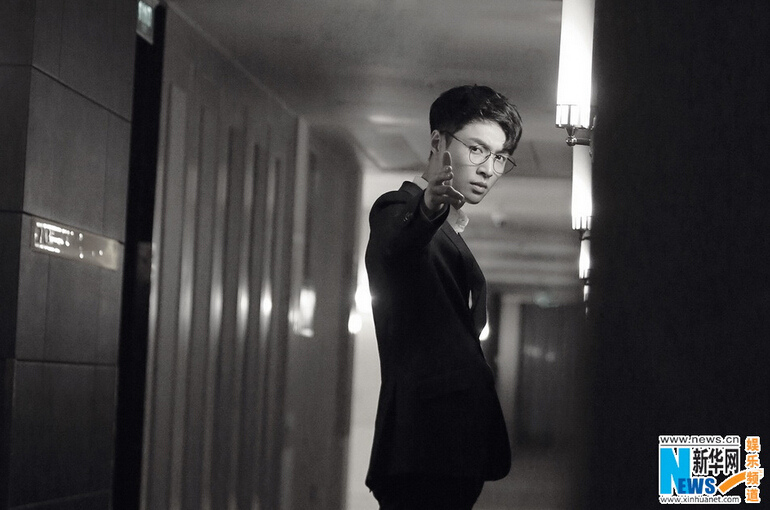 帅炸！张艺兴晒黑白照片 穿西装眼露寒光【组图】