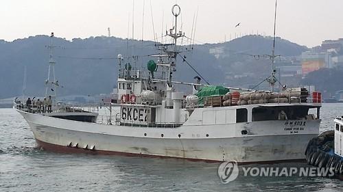 图为发生命案的韩国远洋渔船（韩联社）