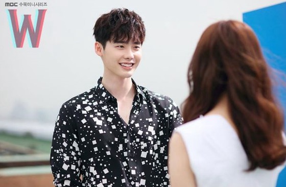 韩剧《W》公开剧照 李钟硕帅气韩孝珠恬静（图）