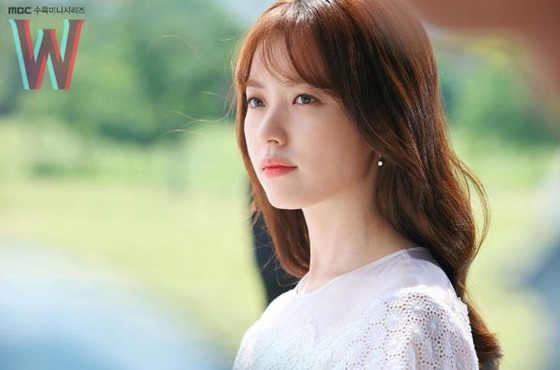 韩剧《W》公开剧照 李钟硕帅气韩孝珠恬静（图）