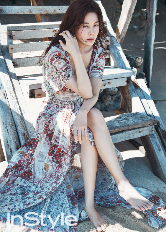 金荷娜婚后拍写真 娇艳红唇性感指数爆表【组图】