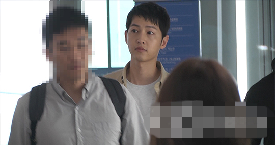 宋仲基现身机场 前往台北举办粉丝见面会【组图】