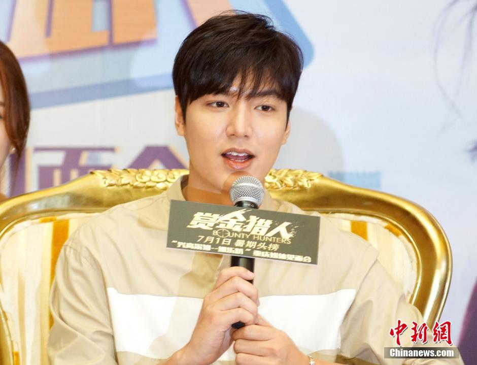 李敏镐携新片亮相重庆 粉丝拉横幅唱《我只在乎你》