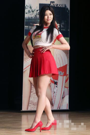 韩国女团Brave Girls性感回归 穿红衣跳性感热舞【组图】