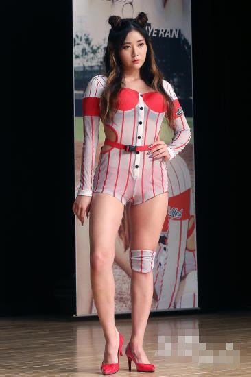 韩国女团Brave Girls性感回归 穿红衣跳性感热舞【组图】