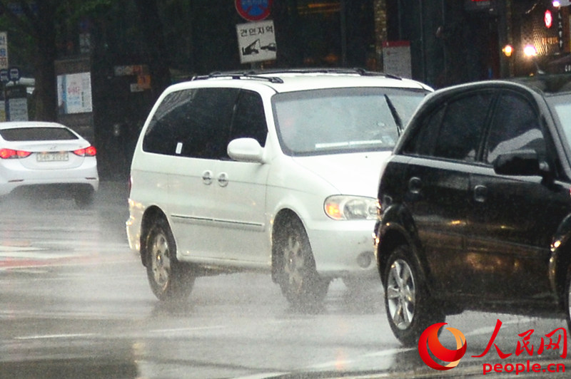 韩国遭受暴雨侵袭 多地发布警报