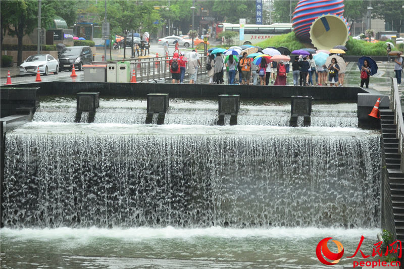 韩国遭受暴雨侵袭 多地发布警报