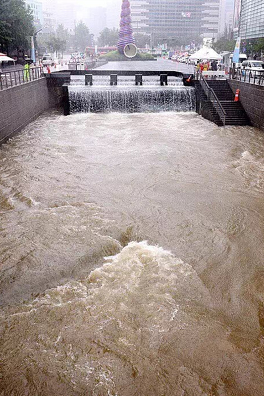 韩国遭受暴雨侵袭 多地发布警报