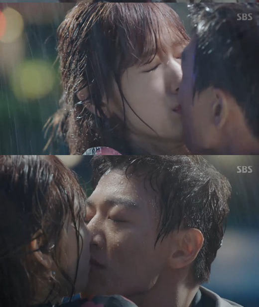 《Doctors》第6集收视率逼近20% 朴信惠金来沅雨中浪漫kiss【组图】