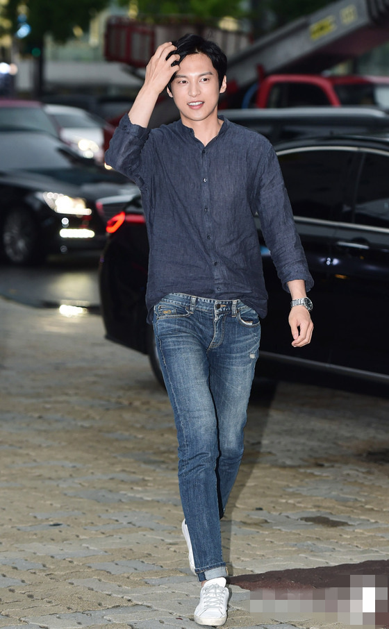 《步步惊心：丽》杀青聚会 李准基显瘦削IU笑靥如花【组图】