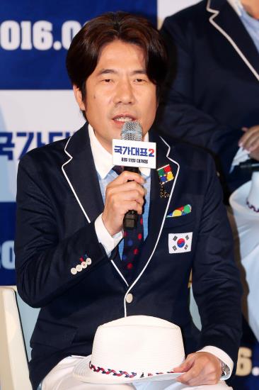 《国家代表2》全阵容亮相 秀爱吴涟序身穿队服宣传新片【组图】