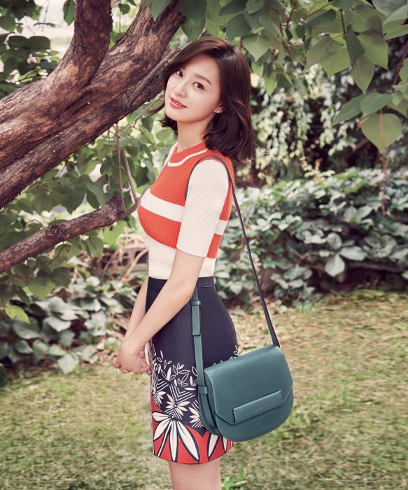 金智媛畫報大片 散發可愛魅力