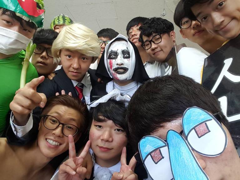 脑洞大开！韩国高中生奇葩毕业照令人捧腹大笑【组图】