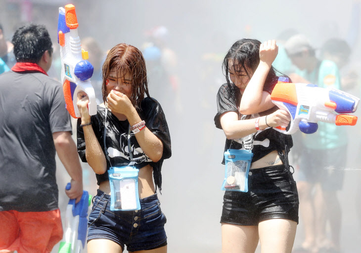 夏日狂欢！韩国首尔&ldquo;水枪大战&rdquo;嗨翻天【组图】