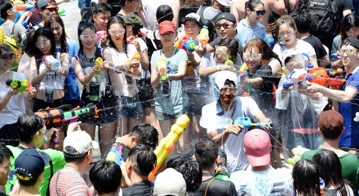 夏日狂欢！韩国首尔&ldquo;水枪大战&rdquo;嗨翻天【组图】