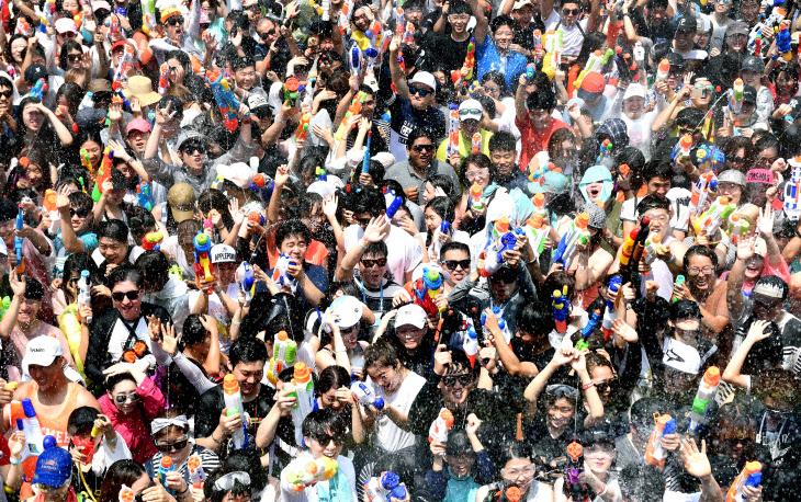夏日狂欢！韩国首尔&ldquo;水枪大战&rdquo;嗨翻天【组图】