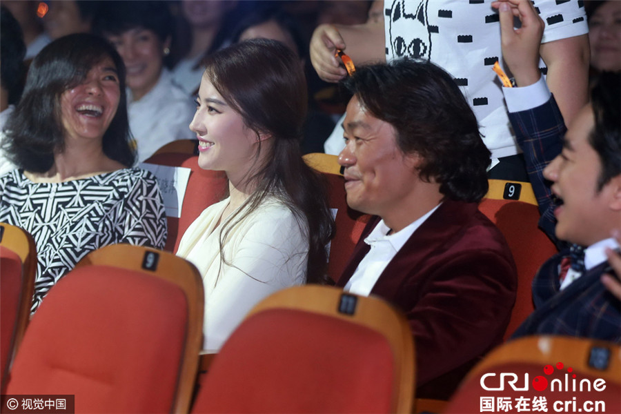 刘亦菲着白裙现身似仙女 王宝强与其热聊露憨笑