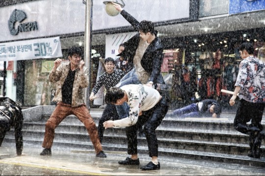 帅炸！李钟硕《Ｗ》动作戏花絮照 吊威亚雨中打戏魅力大爆发【组图】