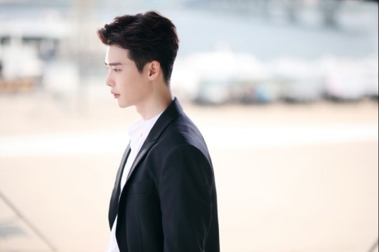 帅炸！李钟硕《Ｗ》动作戏花絮照 吊威亚雨中打戏魅力大爆发【组图】