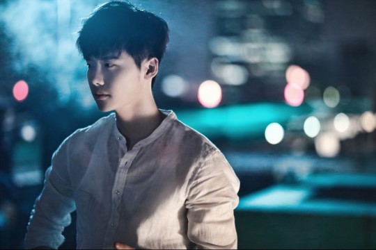 帅炸！李钟硕《Ｗ》动作戏花絮照 吊威亚雨中打戏魅力大爆发【组图】