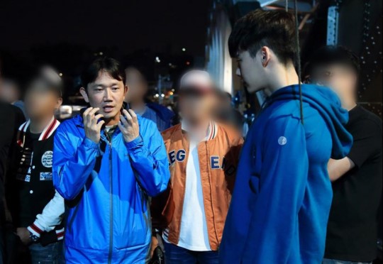 帅炸！李钟硕《Ｗ》动作戏花絮照 吊威亚雨中打戏魅力大爆发【组图】