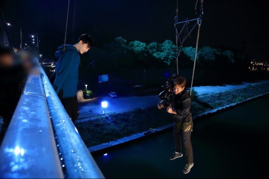 帅炸！李钟硕《Ｗ》动作戏花絮照 吊威亚雨中打戏魅力大爆发【组图】