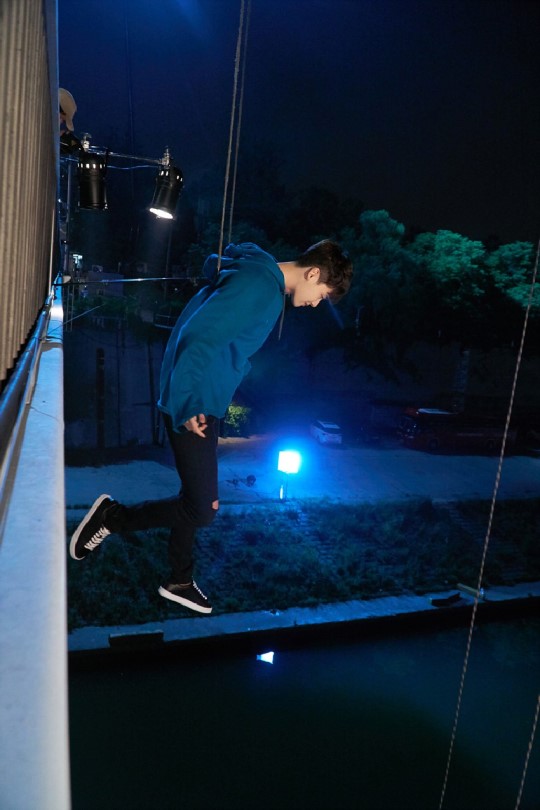 帅炸！李钟硕《Ｗ》动作戏花絮照 吊威亚雨中打戏魅力大爆发【组图】