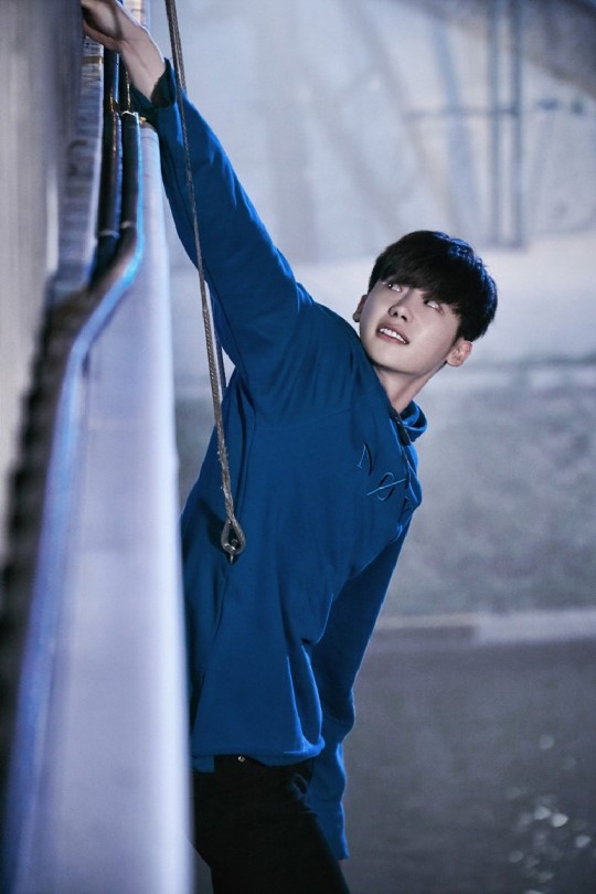 帅炸！李钟硕《Ｗ》动作戏花絮照 吊威亚雨中打戏魅力大爆发【组图】