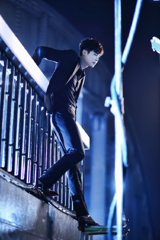 帅炸！李钟硕《Ｗ》动作戏花絮照 吊威亚雨中打戏魅力大爆发【组图】