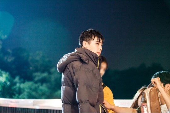 帅炸！李钟硕《Ｗ》动作戏花絮照 吊威亚雨中打戏魅力大爆发【组图】