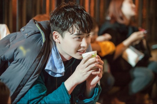 帅炸！李钟硕《Ｗ》动作戏花絮照 吊威亚雨中打戏魅力大爆发【组图】