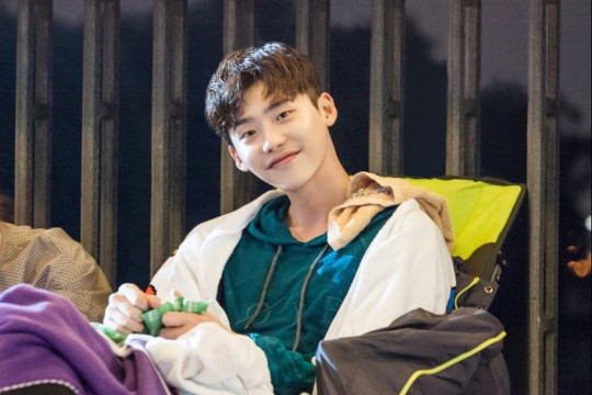 帅炸！李钟硕《Ｗ》动作戏花絮照 吊威亚雨中打戏魅力大爆发【组图】