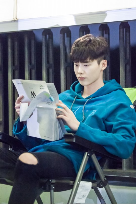 帅炸！李钟硕《Ｗ》动作戏花絮照 吊威亚雨中打戏魅力大爆发【组图】