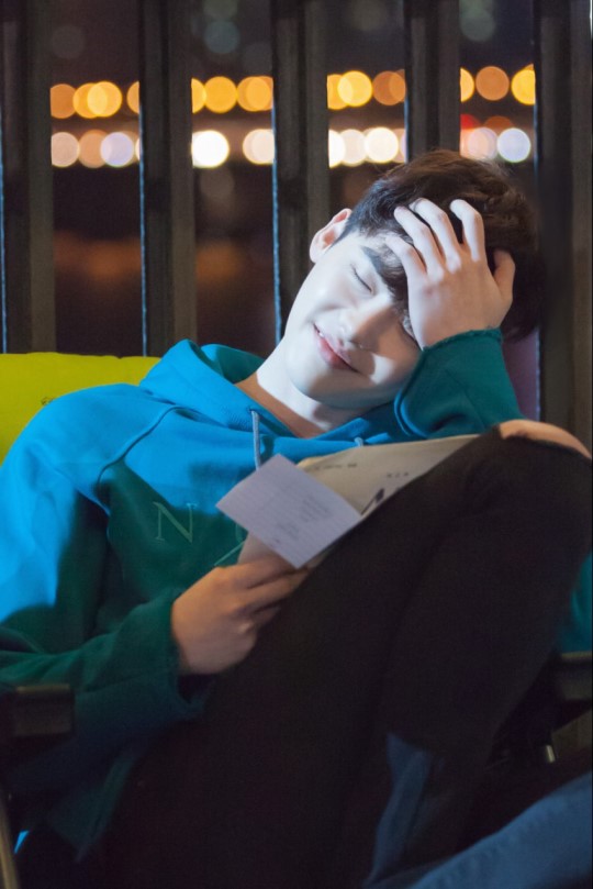 帅炸！李钟硕《Ｗ》动作戏花絮照 吊威亚雨中打戏魅力大爆发【组图】