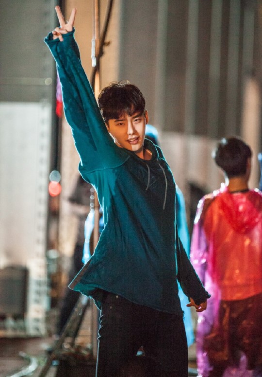 帅炸！李钟硕《Ｗ》动作戏花絮照 吊威亚雨中打戏魅力大爆发【组图】