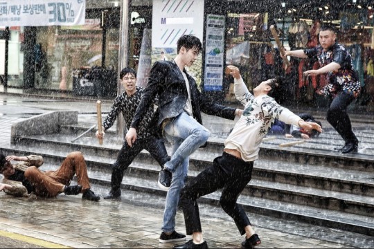 帅炸！李钟硕《Ｗ》动作戏花絮照 吊威亚雨中打戏魅力大爆发【组图】