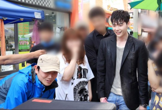 帅炸！李钟硕《Ｗ》动作戏花絮照 吊威亚雨中打戏魅力大爆发【组图】