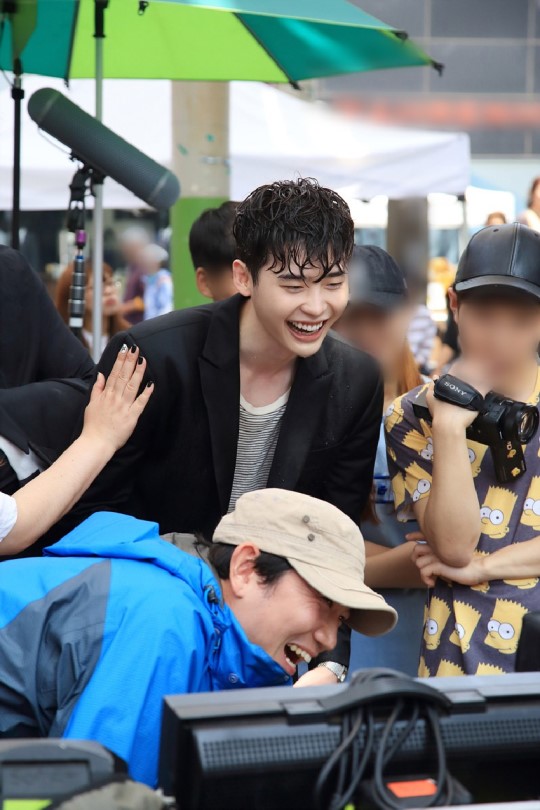 帅炸！李钟硕《Ｗ》动作戏花絮照 吊威亚雨中打戏魅力大爆发【组图】