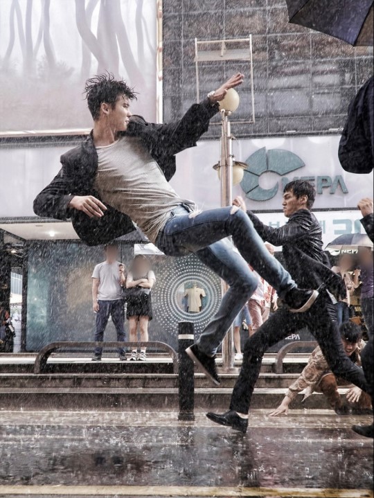 帅炸！李钟硕《Ｗ》动作戏花絮照 吊威亚雨中打戏魅力大爆发【组图】