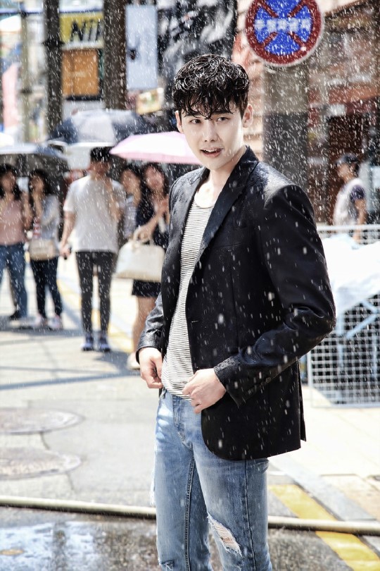 帅炸！李钟硕《Ｗ》动作戏花絮照 吊威亚雨中打戏魅力大爆发【组图】