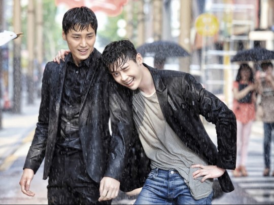 帅炸！李钟硕《Ｗ》动作戏花絮照 吊威亚雨中打戏魅力大爆发【组图】