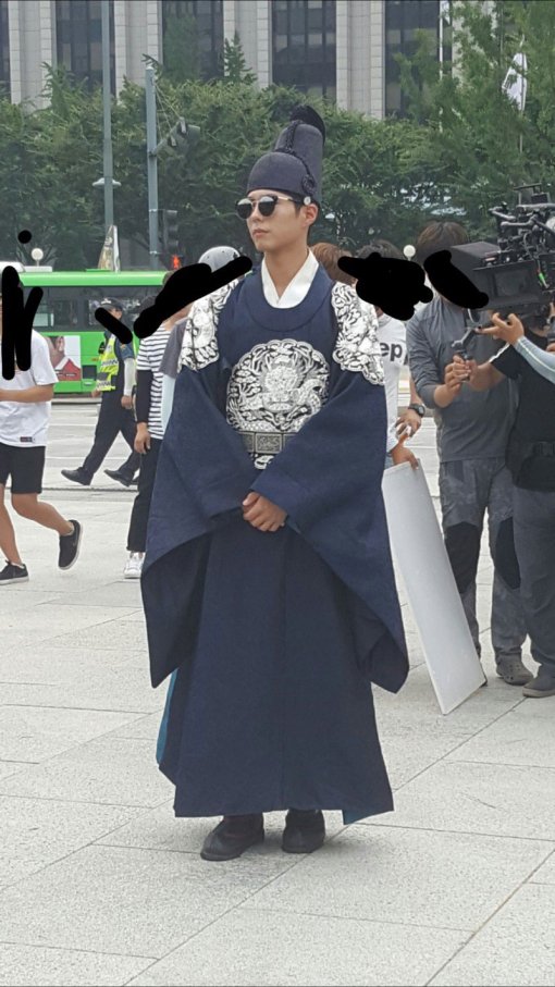 反差萌!朴宝剑穿古装光化门广场跳舞 魔性表情引围观【组图】