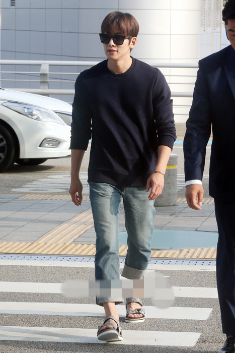 池昌旭休闲装扮现身机场 来京出席《旋风少女2》发布会【组图】