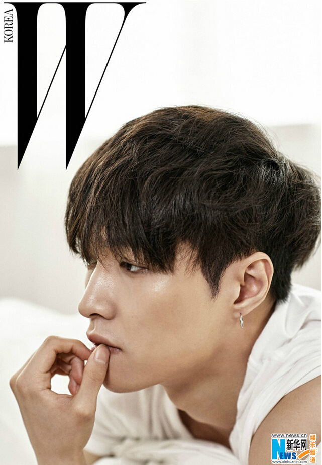 张艺兴化身暖男登韩杂志封面 自作曲《独角戏》月榜夺冠 【组图】