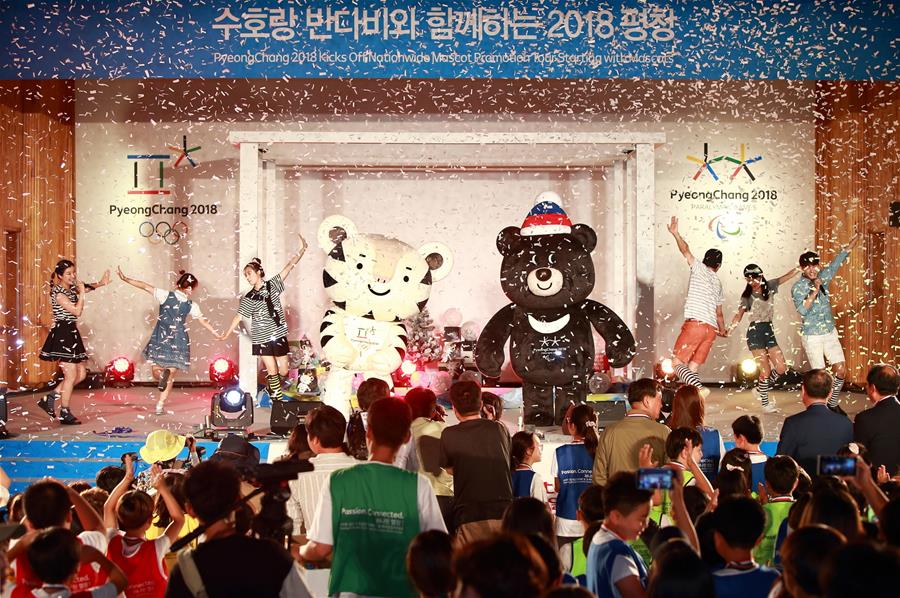 （體育）（1）韓國平昌冬奧會吉祥物與公眾見面