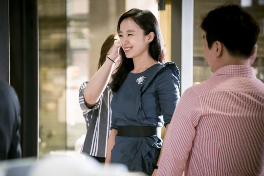 韩版《傲骨贤妻》曝幕后花絮照 全度妍刘智泰领衔演技获赞【组图】