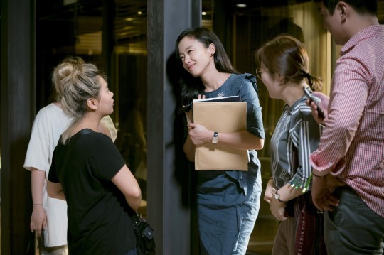 韩版《傲骨贤妻》曝幕后花絮照 全度妍刘智泰领衔演技获赞【组图】