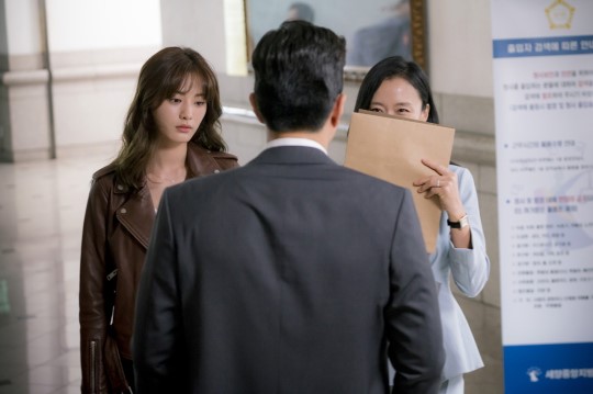 韩版《傲骨贤妻》曝幕后花絮照 全度妍刘智泰领衔演技获赞【组图】